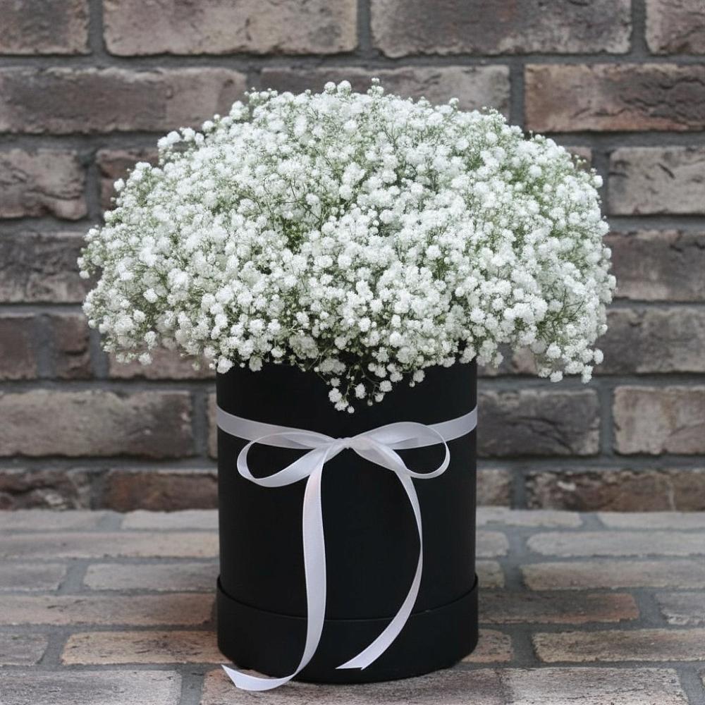 Цветочная композиция из Гипсофила в шляпной коробке в Поповскую