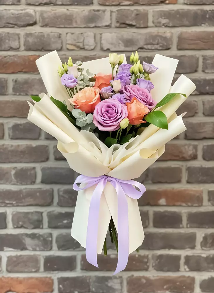 Букет цветов из: Лизиантусы и Розы в Поповскую