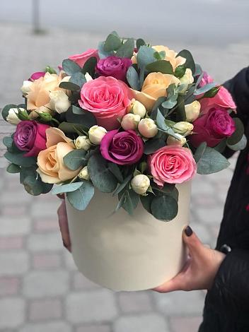 Цветочная композиция из Розы в шляпной коробке в Поповскую