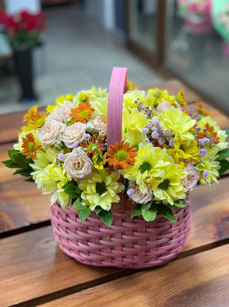 Цветочная композиция из Хризантемы и Розы в корзине в Поповскую