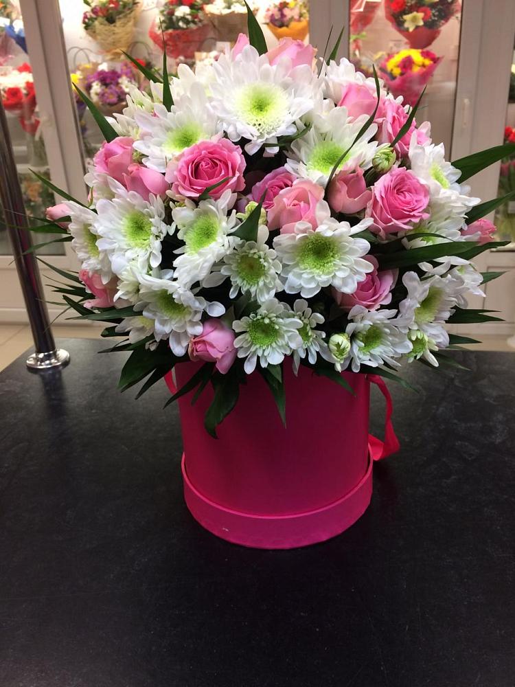 Цветочная композиция из Розы и Хризантемы в шляпной коробке в Поповскую