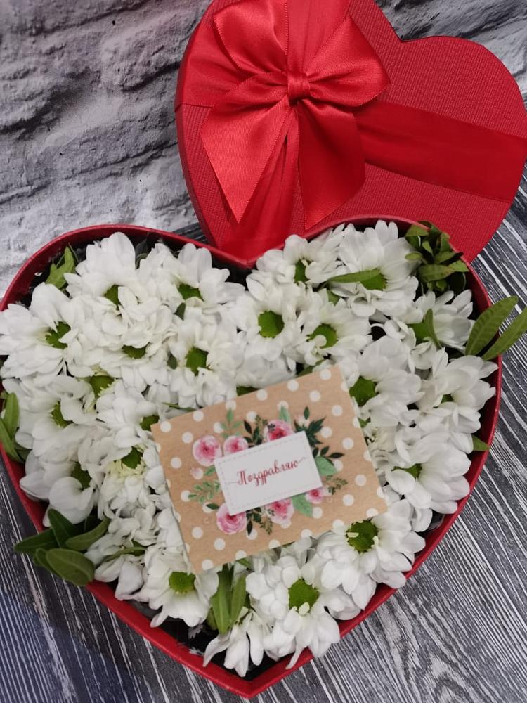 Цветочная композиция из Хризантемы в виде сердца в Поповскую